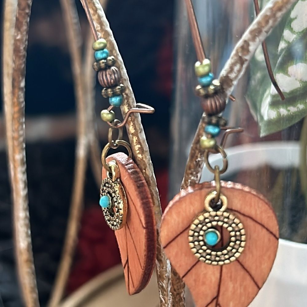 Wood feather earrings - Picture 2 of 2